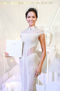 Hoa hậu H'hen Niê tiết lộ chuyện chưa kể về chiếc vương miện