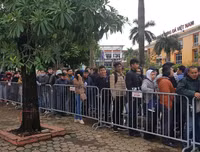 [ẢNH] Nhiều CĐV hớn hở nhận vé xem chung kết lượt về AFF Cup 2018