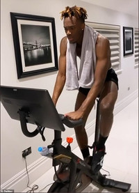 [ẢNH] Muôn cách giải khuây của sao bóng đá khi ở nhà tránh dịch