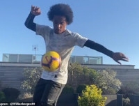 [ẢNH] Muôn cách giải khuây của sao bóng đá khi ở nhà tránh dịch