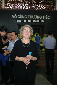 Nghệ sĩ xúc động rơi nước mắt tiễn đưa NSƯT Hoàng Yến