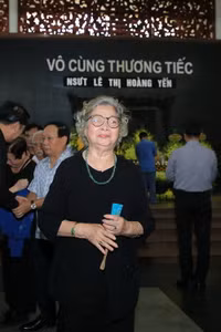 Nghệ sĩ xúc động rơi nước mắt tiễn đưa NSƯT Hoàng Yến