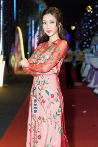 ​Trấn Thành bối rối khi sánh vai với Á hậu Thanh Tú