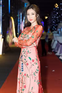 ​Trấn Thành bối rối khi sánh vai với Á hậu Thanh Tú