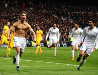 [ẢNH] Ronaldo khoe cơ bắp hoàn hảo sau khi lóe sáng đưa Real vào bán kết