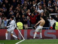 [ẢNH] Ronaldo khoe cơ bắp hoàn hảo sau khi lóe sáng đưa Real vào bán kết