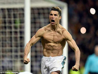 [ẢNH] Ronaldo khoe cơ bắp hoàn hảo sau khi lóe sáng đưa Real vào bán kết