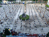 [Ảnh] Màn nhảy Flashmod sôi động của 600 sinh viên và giảng viên, kêu gọi giảm rác thải nhựa dùng một lần