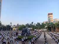 [Ảnh] Màn nhảy Flashmod sôi động của 600 sinh viên và giảng viên, kêu gọi giảm rác thải nhựa dùng một lần