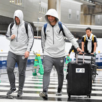 [ẢNH] Xuân Trường lặng lẽ dưới mưa ở Tokyo, chuẩn bị đá Champions League