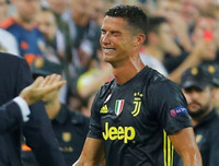 [ẢNH] Hài hước hình ảnh Ronaldo nức nở khóc như trẻ con khi nhận thẻ đỏ