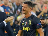 [ẢNH] Hài hước hình ảnh Ronaldo nức nở khóc như trẻ con khi nhận thẻ đỏ