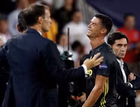 [ẢNH] Hài hước hình ảnh Ronaldo nức nở khóc như trẻ con khi nhận thẻ đỏ