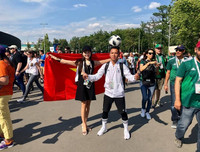 [ẢNH] Vẻ đẹp vạn người mê của fan nữ cầm cờ Việt Nam trên khán đài World Cup 2018