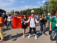 [ẢNH] Vẻ đẹp vạn người mê của fan nữ cầm cờ Việt Nam trên khán đài World Cup 2018
