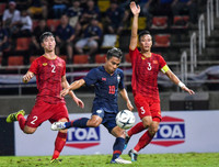 [ẢNH] 'Messi Việt' hội ngộ 'Messi Thái' sau trận hòa không bàn thắng