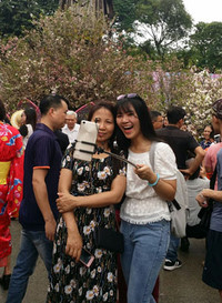 [Ảnh] Người dân Hà Nội chen chân chụp ảnh bên hoa anh đào Nhật Bản