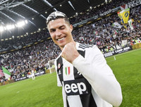 [ẢNH] Ronaldo thoải mái tu rượu khi Juve vô địch Serie A sớm 5 vòng