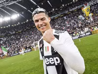 [ẢNH] Ronaldo thoải mái tu rượu khi Juve vô địch Serie A sớm 5 vòng