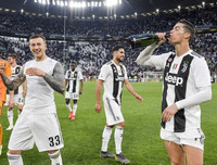[ẢNH] Ronaldo thoải mái tu rượu khi Juve vô địch Serie A sớm 5 vòng