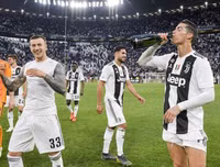 [ẢNH] Ronaldo thoải mái tu rượu khi Juve vô địch Serie A sớm 5 vòng
