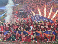 [ẢNH] Mở tiệc bàn thắng trước Chelsea, Liverpool lần đầu nâng cúp vô địch Premier League