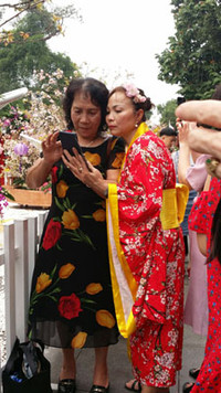 [Ảnh] Người dân Hà Nội chen chân chụp ảnh bên hoa anh đào Nhật Bản