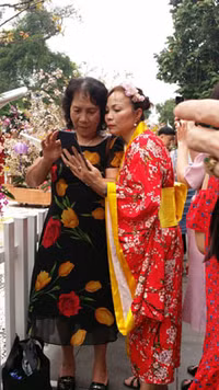 [Ảnh] Người dân Hà Nội chen chân chụp ảnh bên hoa anh đào Nhật Bản