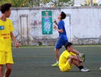 [ẢNH] Cầu thủ THPT Đống Đa công kênh HLV sau chiến thắng nghẹt thở