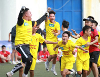 [ẢNH] Những khoảnh khắc độc đáo và đáng yêu ở giải bóng đá học sinh Hà Nội