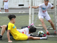 [ẢNH] Những khoảnh khắc độc đáo và đáng yêu ở giải bóng đá học sinh Hà Nội