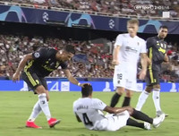 [ẢNH] Hài hước hình ảnh Ronaldo nức nở khóc như trẻ con khi nhận thẻ đỏ