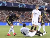 [ẢNH] Hài hước hình ảnh Ronaldo nức nở khóc như trẻ con khi nhận thẻ đỏ