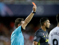 [ẢNH] Hài hước hình ảnh Ronaldo nức nở khóc như trẻ con khi nhận thẻ đỏ