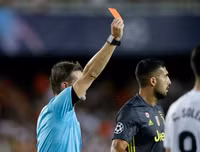 [ẢNH] Hài hước hình ảnh Ronaldo nức nở khóc như trẻ con khi nhận thẻ đỏ