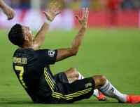 [ẢNH] Hài hước hình ảnh Ronaldo nức nở khóc như trẻ con khi nhận thẻ đỏ