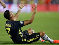 [ẢNH] Hài hước hình ảnh Ronaldo nức nở khóc như trẻ con khi nhận thẻ đỏ