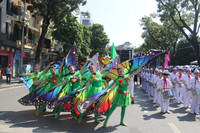 Phố đi bộ Hồ Gươm sôi động cùng màn diễu hành của các nghệ sỹ xiếc
