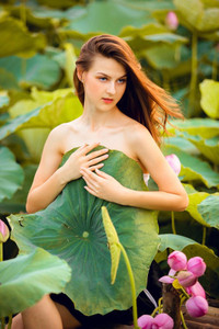 [Ảnh] Dân mạng mê mẩn với bộ ảnh của cô gái Tây chụp bên đầm sen