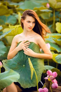 [Ảnh] Dân mạng mê mẩn với bộ ảnh của cô gái Tây chụp bên đầm sen