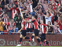 [ẢNH] Tân binh Barca ôm mặt thất vọng khi thua đau trận mở màn La Liga