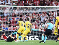 [ẢNH] Tân binh Barca ôm mặt thất vọng khi thua đau trận mở màn La Liga