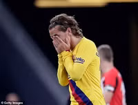 [ẢNH] Tân binh Barca ôm mặt thất vọng khi thua đau trận mở màn La Liga