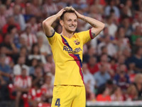 [ẢNH] Tân binh Barca ôm mặt thất vọng khi thua đau trận mở màn La Liga