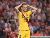 [ẢNH] Tân binh Barca ôm mặt thất vọng khi thua đau trận mở màn La Liga