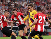 [ẢNH] Tân binh Barca ôm mặt thất vọng khi thua đau trận mở màn La Liga