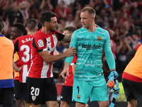 [ẢNH] Tân binh Barca ôm mặt thất vọng khi thua đau trận mở màn La Liga