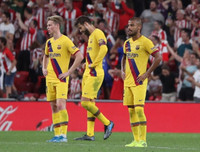 [ẢNH] Tân binh Barca ôm mặt thất vọng khi thua đau trận mở màn La Liga