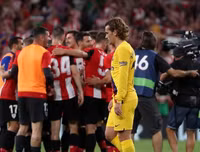 [ẢNH] Tân binh Barca ôm mặt thất vọng khi thua đau trận mở màn La Liga