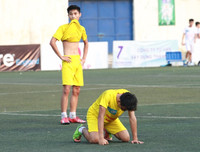 [ẢNH] Cầu thủ THPT Kim Liên bật khóc sau trận thua trước trường Vân Tảo